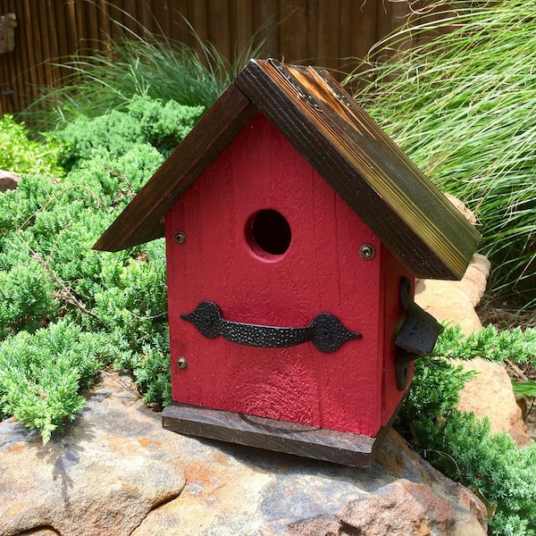 Cedar Wood Birdhouse: Rustic Outdoor Garden Decor - Barn Red