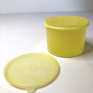 VTG 60’s / 70’s Clear Yellow Tupperware Seal  Canister / Container w/ ‘C’ Lid: 227-23 & Seal Logo, Plus+ clear 1/4 cup scoop 766-1 !