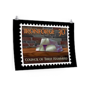 Puede incluir: Una ilustración en blanco y negro de un sello de correos con una barra de metal plateada sobre una mesa de madera. El sello dice "IRONFORGE 30 COUNCIL OF THREE HAMMERS".
