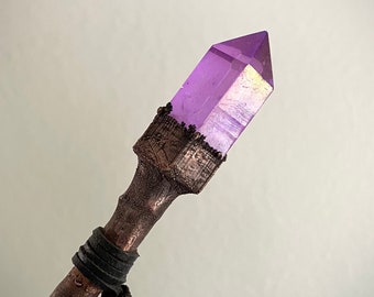 Varita de Wicca hecha a mano con cristal de cuarzo aura morado: rama de cobre y piedras preciosas preservadas - Herramientas metafísicas