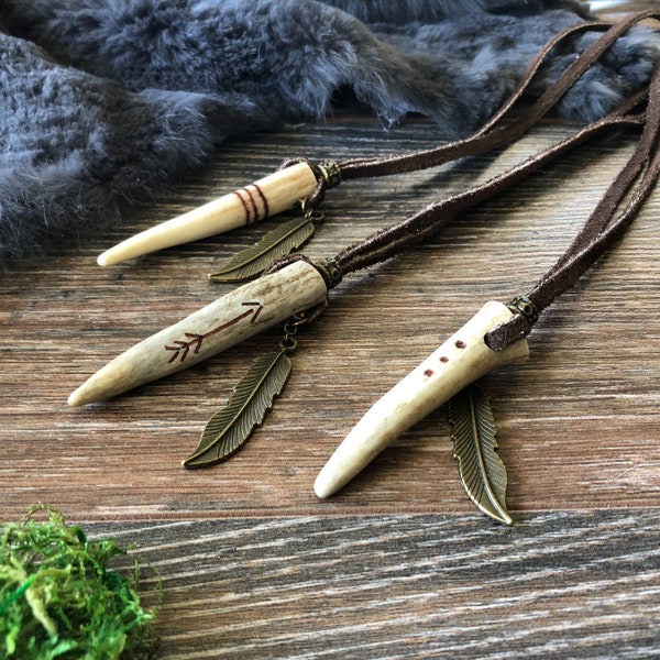 Collier - pendentif en corne de Scrimshaw rustique - Boho OS Tribal Talisman en bois de cerf sculpté cuir