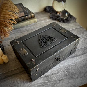 Caixa de altar feita à mão - Design de nó celta Triquetra - Caixa de sombra de mesa de tarô ritual wiccan