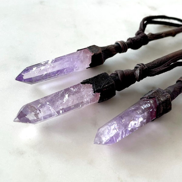 Baguette en cristal d'améthyste de qualité Heirloom - Cristal préservé avec une véritable branche de saule Wicca Wand - Occult Reiki & Ritual Tools