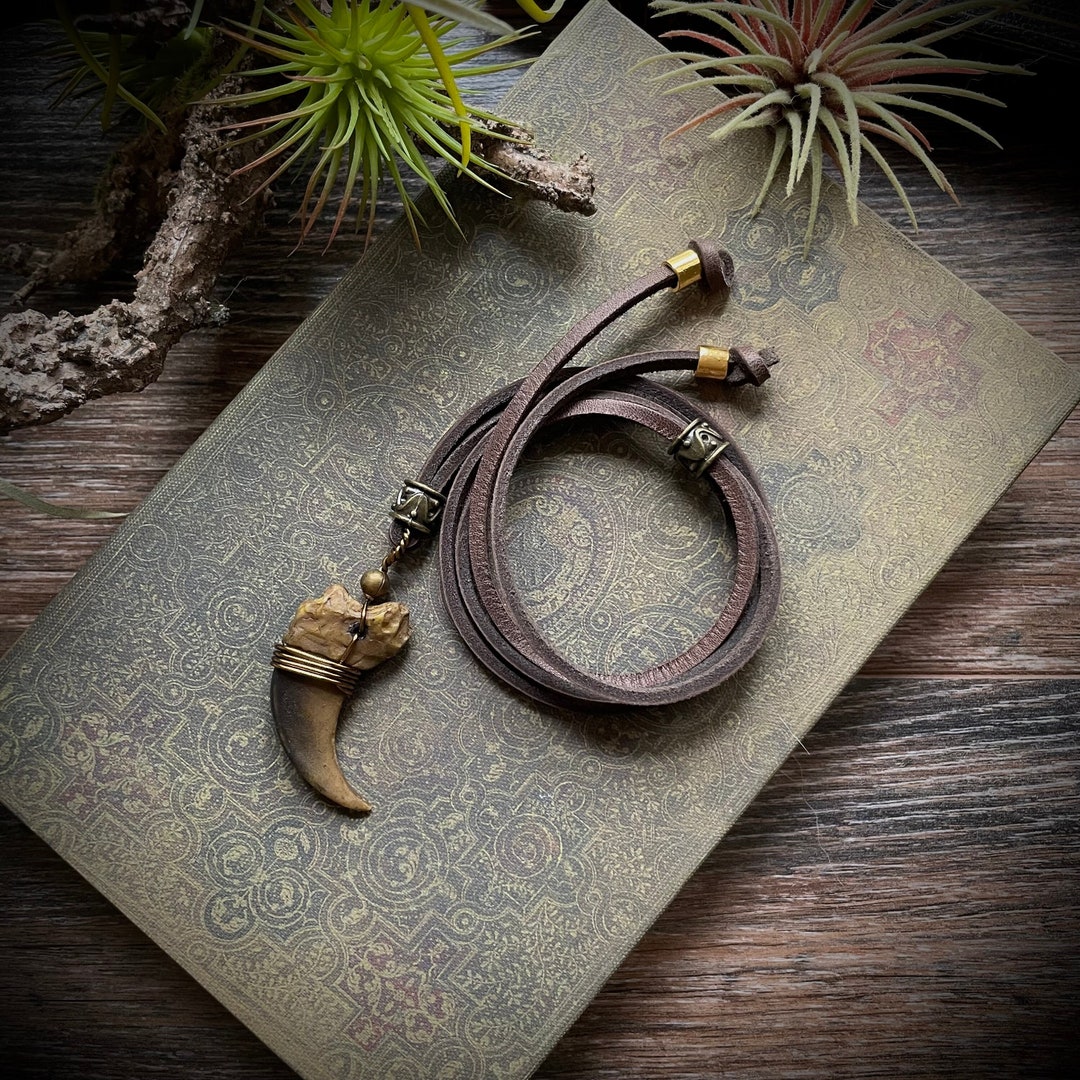 【a-48】 one‐hand bear claw/Strap necklace NEW North American Bear Claw Leather Necklace - Native
