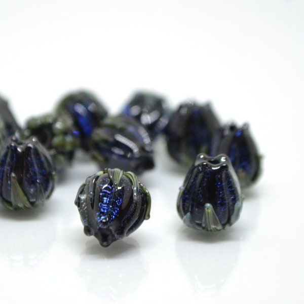 Czarne koraliki kwiatowe z niebieskim brokatem i zielonymi liśćmi, szklane koraliki 10 mm, kwiatowe lampworki, szkło dichroiczne