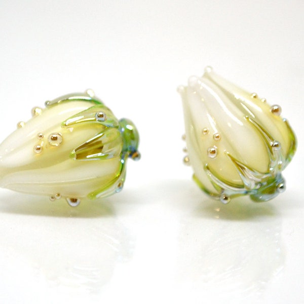 Weiße Blume Perlen mit grünen Blättern, Hochzeit Schmuck machen, Handwerker Lampwork, DIY Ohrringe, Floral Lampwork, Braut Schmuck herstellung