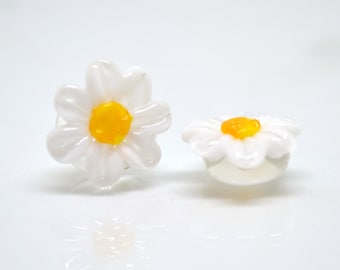 Perline di camomilla lavorate a lume, perlina di fiori di camomilla, perline gialle e bianche, perline di lenticchie, perlina di fiori bianchi, perlina floreale lavorata a lume bianca, fiori di campo