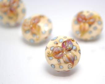 Perle di vetro lavorato a lume di lenticchie - Perle di vetro beige avorio - Perle di vetro lavorato a lume - Perle di vetro lavorato a lume di fiori di giglio - Vetro di Murano - Set di perle avorio - Gioielli