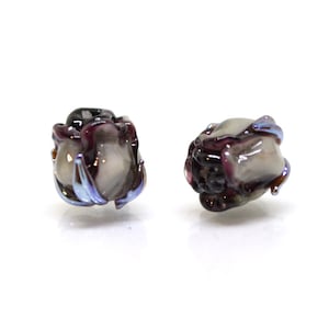 Grau schwarz 8mm rosebud Perlen, schwarz Silber Rose Glasperlen, Floral Lampwork, dunkle Glasperlen, Kunst Lampwork, Schmuck Perlen