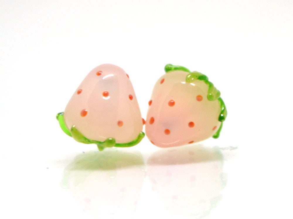 2 PCs Strawberry Lampwork Glass Beads Fruit Multicolor 3D Beads