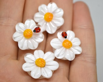 Perline in vetro lavorato a lume a forma di fiore di camomilla con coccinella, perline a forma di lenticchie, perline a forma di fiore bianche, perline in vetro lavorato a lume a forma di fiori bianchi