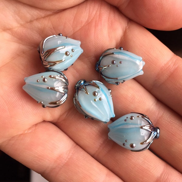 Pastell blau Blume Perlen | Handgemachte Glasperlen | Hellblau Silber | Floral Anhänger | Blume Lampwork | Hochzeit Ohrringe | Etwas blau |