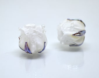 Perles de rosebud argentées blanches, lampes florales blanches, perles de rose en verre, paire de lampes, perles de bourgeon de fleur, fabrication de bijoux floraux