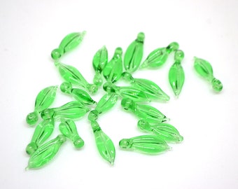 Perles de feuilles de verre vert péridot, feuilles de chalumeau, perles de feuilles percées par le haut, fabrication de bijoux, pendentif feuille, chalumeau floral vert clair