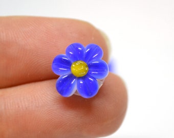 Perline di camomilla blu lampwork, perline di fiori di camomilla blu cobalto, perline blu e gialle, perline per bracciale, perline di fiori blu, lampwork blu