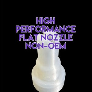 Pode incluir: Bico plano de plástico branco para uma impressora 3D. O bico é etiquetado como "HIGH PERFORMANCE FLAT NOZZLE NON-OEM".