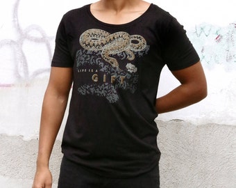 Camiseta unisex ORGÁNICA + JUSTA tallas s-l | Negra y dorada || ESTAMPADO ANIMAL la vida es un regalo