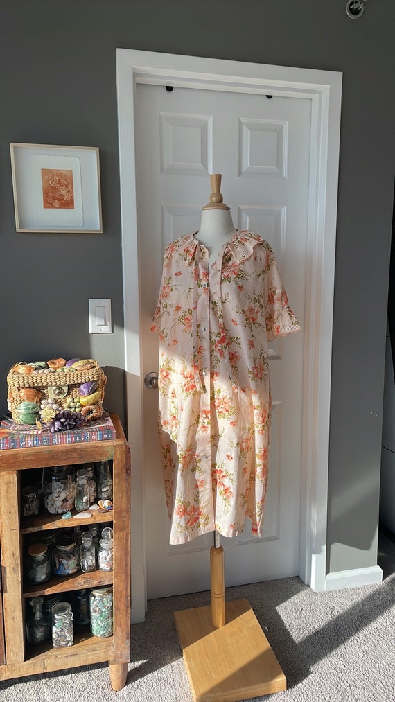 Vintage 60s 70s peach floral snap front housecoat