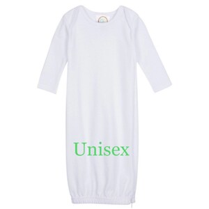 Puede incluir: Batista blanca de manga larga con cuello vuelto y parte inferior fruncida. La bata tiene la palabra "Unisex" impresa en verde en la parte delantera.