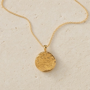 Gegraveerde gesmolten gehamerde schijfketting: 18k vergulde gepersonaliseerde initiële naamsieraden