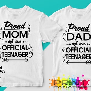 Puede incluir: Dos camisetas blancas con texto negro. Una dice "Proud MOM of an OFFICIAL TEENAGER" y la otra "Proud DAD of an OFFICIAL TEENAGER". Las camisetas son una idea de regalo.