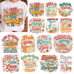 Könnte beinhalten: Ein weißes T-Shirt mit einem farbenfrohen Grafikdruck mit dem Text Life Is What You Bake It, umgeben von Illustrationen von Backutensilien, Keksen, Cupcakes und Schüsseln im Retro-Stil in den Farben Rosa, Blau, Gelb und Braun.