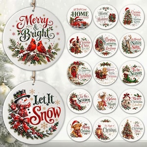 Op de afbeelding: Een collectie ronde witte keramische ornamenten met diverse kerstthema-illustraties en teksten, waaronder Merry and Bright met kardinalen, Let It Snow met een sneeuwpop en andere feestelijke ontwerpen met bomen, herten en kerstgroeten.