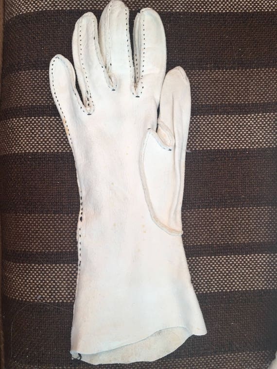Vintage Ivory kid leather wrist length gloves sma… - image 4