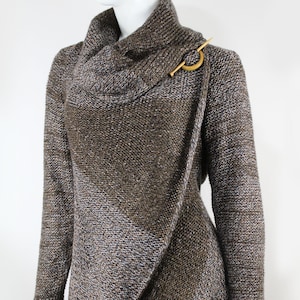 Cárdigan de lana de alpaca tejido a mano: tonos marrones, suéter abierto, broche de madera