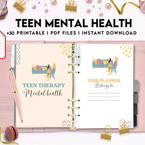 Pu&ograve; includere: Un'agenda stampabile per la salute mentale degli adolescenti con 30 file PDF. L'agenda aperta mostra illustrazioni di una seduta di terapia, il testo "TEEN THERAPY Mental health" e "THIS PLANNER Belongs to" con righe per scrivere e una penna rosa.