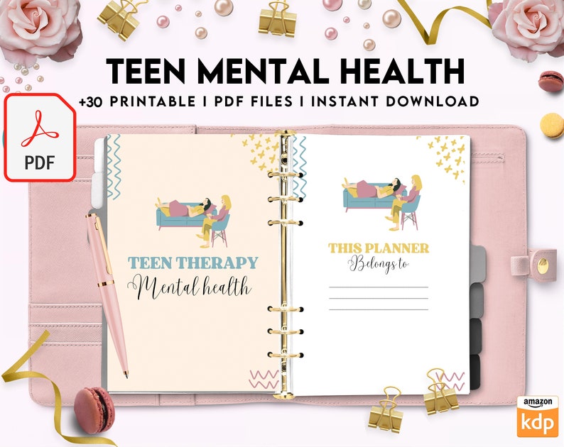Pu&ograve; includere: Un'agenda stampabile per la salute mentale degli adolescenti con 30 file PDF. L'agenda aperta mostra illustrazioni di una seduta di terapia, il testo "TEEN THERAPY Mental health" e "THIS PLANNER Belongs to" con righe per scrivere e una penna rosa.
