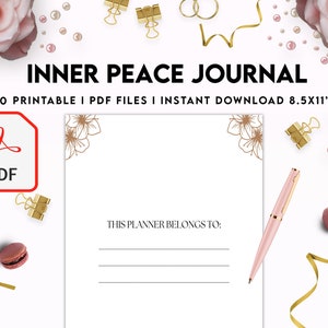 Pode incluir: Um di&aacute;rio imprim&iacute;vel com um design floral dourado na capa. O di&aacute;rio &eacute; intitulado "Inner Peace Journal" e inclui 60 arquivos PDF imprim&iacute;veis. O di&aacute;rio mede 21,6 cm por 27,9 cm.