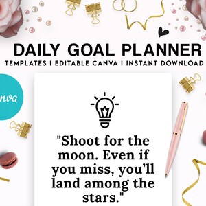 Pu&ograve; includere: Uno sfondo bianco con il testo "DAILY GOAL PLANNER" e "TEMPLATES I EDITABLE CANVA I INSTANT DOWNLOAD". L'immagine include un logo Canva turchese, una citazione, una penna rosa, fermagli dorati e macarons.