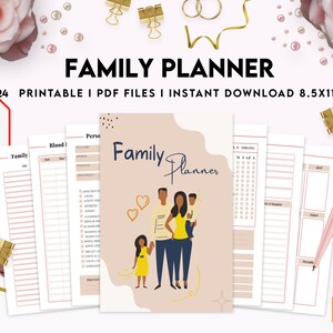Puede incluir: Un planificador familiar con una ilustración de portada de una familia de cuatro en amarillo y azul marino. El planificador incluye varios archivos PDF imprimibles y mide 21,59 x 27,94 cm. Las palabras "Family Planner" se muestran de forma destacada.