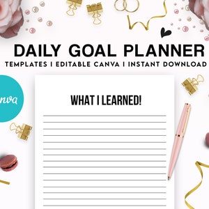 Pu&ograve; includere: Un pianificatore giornaliero bianco con il testo "WHAT I LEARNED!" e pagine a righe. L'immagine include una penna rosa, fermagli dorati, macarons ed elementi decorativi. Il pianificatore &egrave; etichettato "TEMPLATES I EDITABLE CANVA I INSTANT DOWNLOAD".