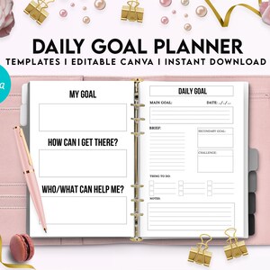 Pu&ograve; includere: Un'agenda rosa per gli obiettivi giornalieri con il testo "DAILY GOAL PLANNER" e "TEMPLATES I EDITABLE CANVA I INSTANT DOWNLOAD". L'agenda &egrave; aperta su una pagina vuota con sezioni per obiettivi e note.