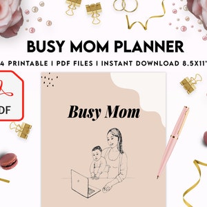 Puede incluir: Un planificador imprimible para madres ocupadas con un dibujo lineal de una madre y un ni&ntilde;o trabajando en una computadora port&aacute;til. El planificador est&aacute; disponible como descarga digital e incluye 24 p&aacute;ginas. El texto "Busy Mom Planner" est&aacute; en la parte superior de la imagen. El texto "+24 Printable I PDF Files I Instant Download 8.5x11" est&aacute; debajo del t&iacute;tulo. El texto "Busy Mom" est&aacute; en el centro de la imagen.