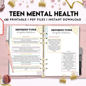 Pu&ograve; includere: Un planner PDF stampabile intitolato TEEN MENTAL HEALTH con pagine sulle distorsioni cognitive. Il planner aperto mostra caselle di testo che spiegano la lettura del pensiero, il filtro mentale, lo sconto del positivo e l'etichettatura.