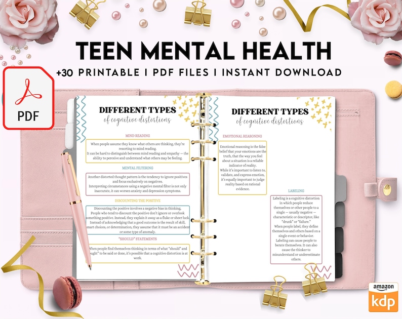 Pu&ograve; includere: Un planner PDF stampabile intitolato TEEN MENTAL HEALTH con pagine sulle distorsioni cognitive. Il planner aperto mostra caselle di testo che spiegano la lettura del pensiero, il filtro mentale, lo sconto del positivo e l'etichettatura.