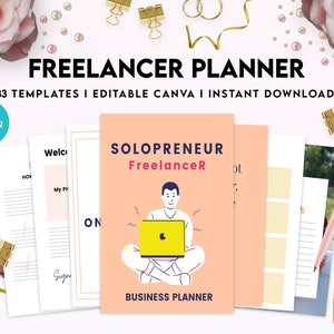 Puede incluir: Un planificador digital rosa y blanco con el texto "Solopreneur Freelancer Business Planner" y una ilustración de dibujos animados de una persona sentada en el suelo con un portátil. El planificador está diseñado para su uso con Canva e incluye 33 plantillas.