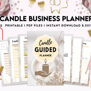 Puede incluir: Un planificador de negocios de velas imprimible de 32 páginas. La portada presenta una vela en un frasco de vidrio con una mano sosteniéndola. El texto "Candle Guided Planner" está en un círculo en la portada. El planificador está diseñado para ayudarte a iniciar y hacer crecer tu negocio de velas.