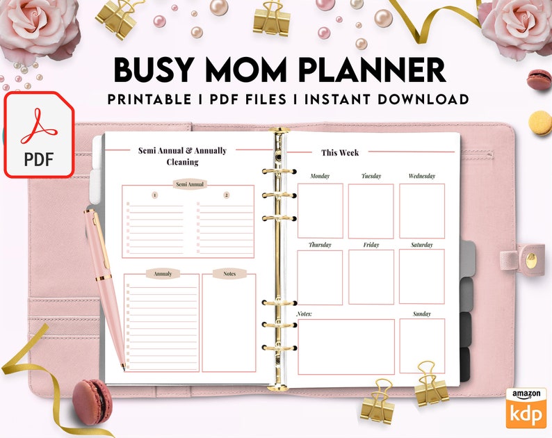 Puede incluir: Un planificador rosa con anillas doradas y una cubierta blanca. El planificador tiene una secci&oacute;n para "Limpieza semestral y anual" y una secci&oacute;n para "Esta semana". El planificador es un archivo PDF imprimible y est&aacute; disponible para descarga instant&aacute;nea.