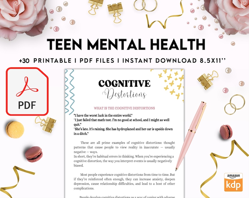 Pu&ograve; includere: Un documento digitale intitolato TEEN MENTAL HEALTH e COGNITIVE DISTORTIONS, con 30 file PDF stampabili in formato 21,59x27,94 cm. La pagina include testo che spiega le distorsioni cognitive, accompagnato da una penna rosa ed elementi decorativi.