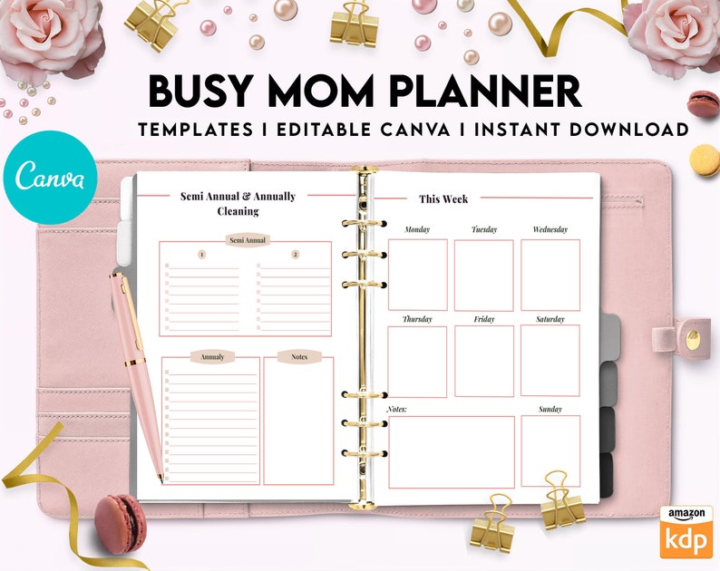以下が含まれることがあります： 「BUSY MOM PLANNER」と「TEMPLATES I EDITABLE CANVA I INSTANT DOWNLOAD」のテキストが書かれたピンクのプランナー。プランナーには、「Semi Annual & Annually Cleaning」と「This Week」のセクションがあります。