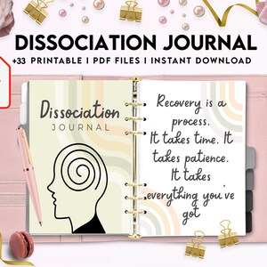 K&ouml;nnte beinhalten: Ein rosa und goldenes Journal mit dem Titel "Dissociation Journal" und dem Text "Recovery is a process. It takes time. It takes patience. It takes everything you've got." Das Journal hat eine Spiralbindung und eine Grafik eines Kopfes mit einer Spirale darin.