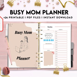 Puede incluir: Un planificador rosa y dorado con el texto "Busy Mom Planner" y "+24 Printable I PDF Files I Instant Download". El planificador tiene una portada con un dibujo de una mujer y un ni&ntilde;o trabajando en una computadora port&aacute;til. El planificador tiene una p&aacute;gina con el texto "Lunes" y un horario para el d&iacute;a.