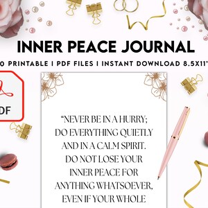 Pode incluir: Um di&aacute;rio imprim&iacute;vel com um design floral rosa e dourado. A capa apresenta o texto "INNER PEACE JOURNAL" e uma cita&ccedil;&atilde;o: "NEVER BE IN A HURRY; DO EVERYTHING QUIETLY AND IN A CALM SPIRIT. DO NOT LOSE YOUR INNER PEACE FOR ANYTHING WHATSOEVER, EVEN IF YOUR WHOLE". O di&aacute;rio est&aacute; dispon&iacute;vel como download digital em formato PDF.