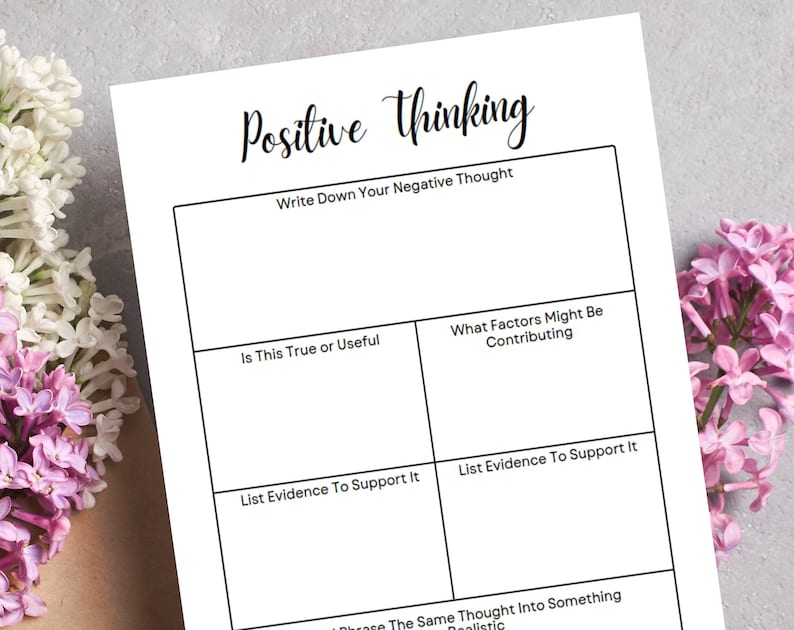 Puede incluir: Una hoja de trabajo imprimible con un dise&ntilde;o de cuadr&iacute;cula para ejercicios de pensamiento positivo. La hoja de trabajo incluye el texto "Positive Thinking" y indicaciones para escribir pensamientos negativos, identificar factores contribuyentes y enumerar evidencia para apoyar o refutar el pensamiento negativo.