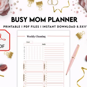 Puede incluir: Planificador de limpieza semanal imprimible en formato PDF. El planificador tiene un esquema de color rosa y blanco e incluye secciones para tareas diarias, tareas semanales y una lista de verificaci&oacute;n para cada d&iacute;a de la semana. El planificador mide 8,5 x 11 pulgadas.