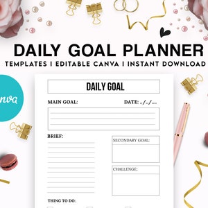 Pu&ograve; includere: Un modello bianco di Daily Goal Planner con il testo "DAILY GOAL PLANNER" e "TEMPLATES I EDITABLE CANVA I INSTANT DOWNLOAD". Il planner include sezioni per obiettivo principale, riepilogo, obiettivo secondario, sfida ed elenco di cose da fare. Elementi decorativi: macarons, fermagli dorati e una penna rosa.